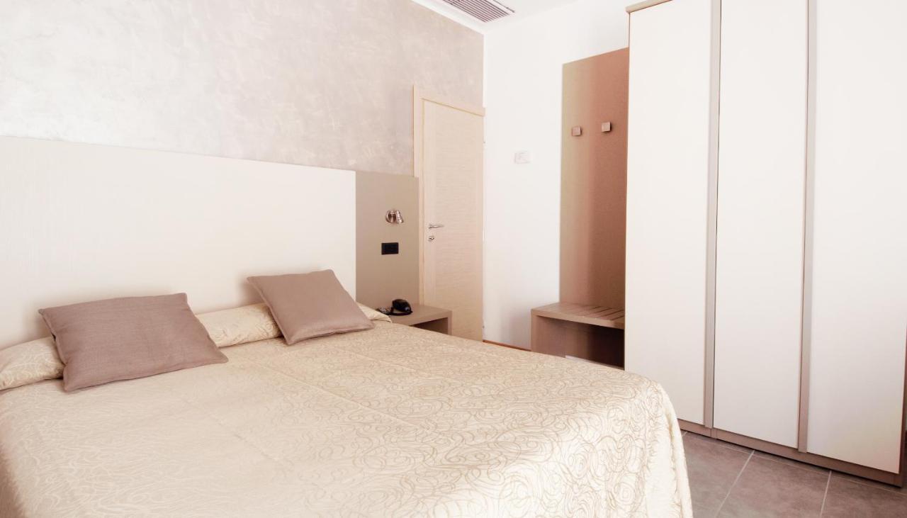 Hotel Aria Di Mare - Bed & Brunch In Centro A Риччоне Экстерьер фото